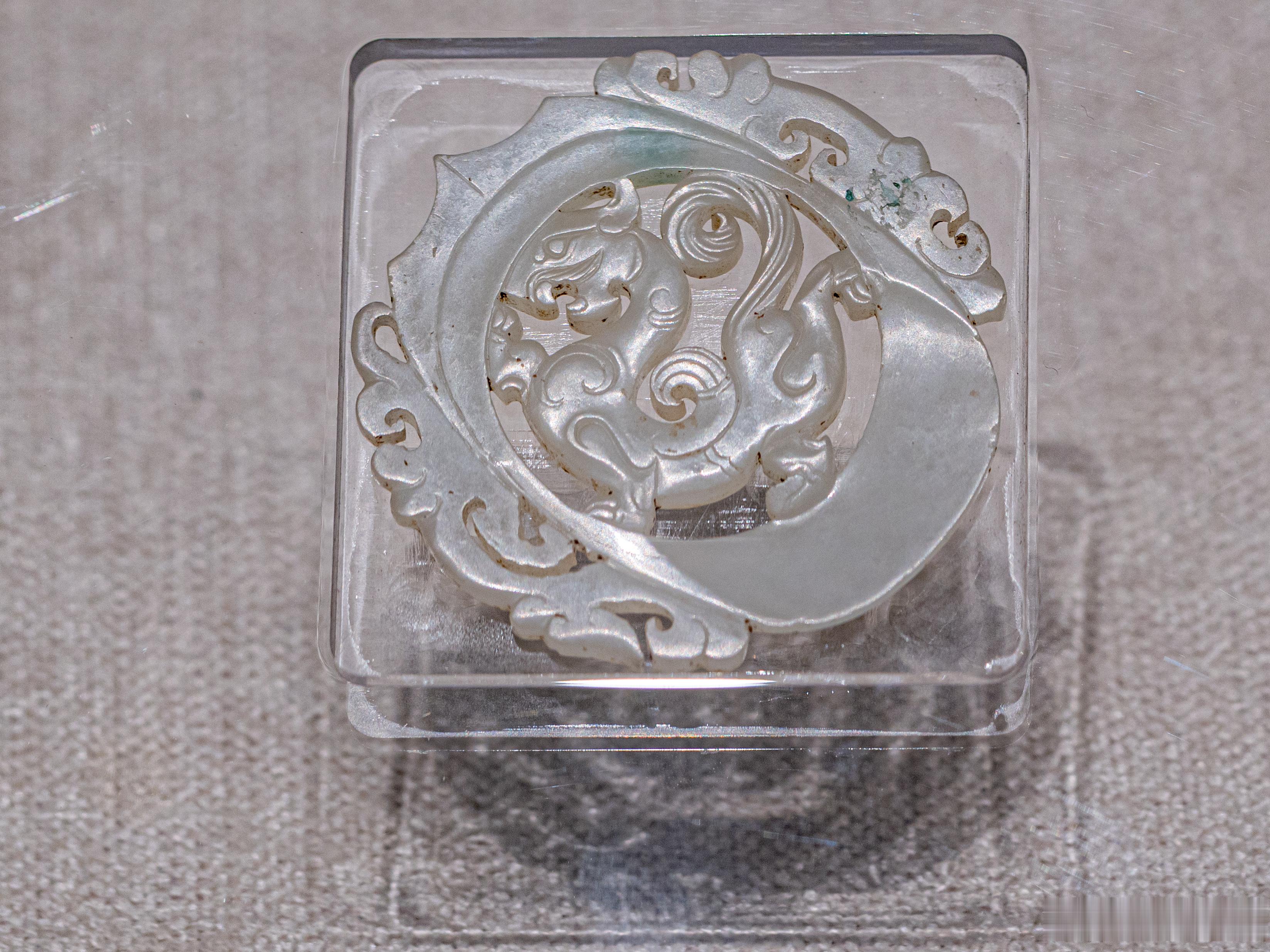 虎纹韘形玉佩汉代1955年西安市西郊出土陕西历史博物馆藏 