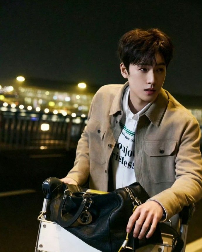 巴黎时装周dior大秀出图🈶：迪丽热巴 李昀锐 王楚然，你更喜欢谁？