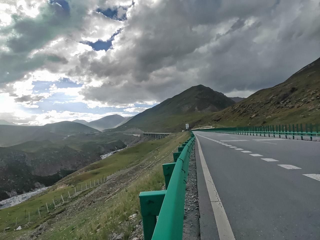 信不信由你，这就是现实!
油车20万：使用10年，油费10万，卖3万！
电车20