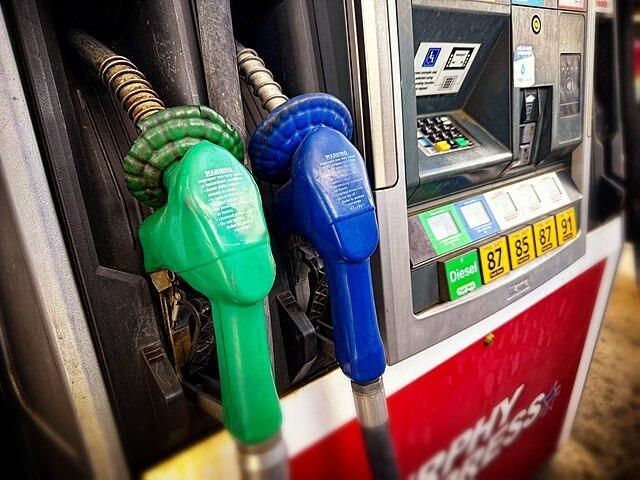 目前美国柴油平均每加仑的价格为5.04美元，根据美国汽车协会的数据，比昨天上涨6