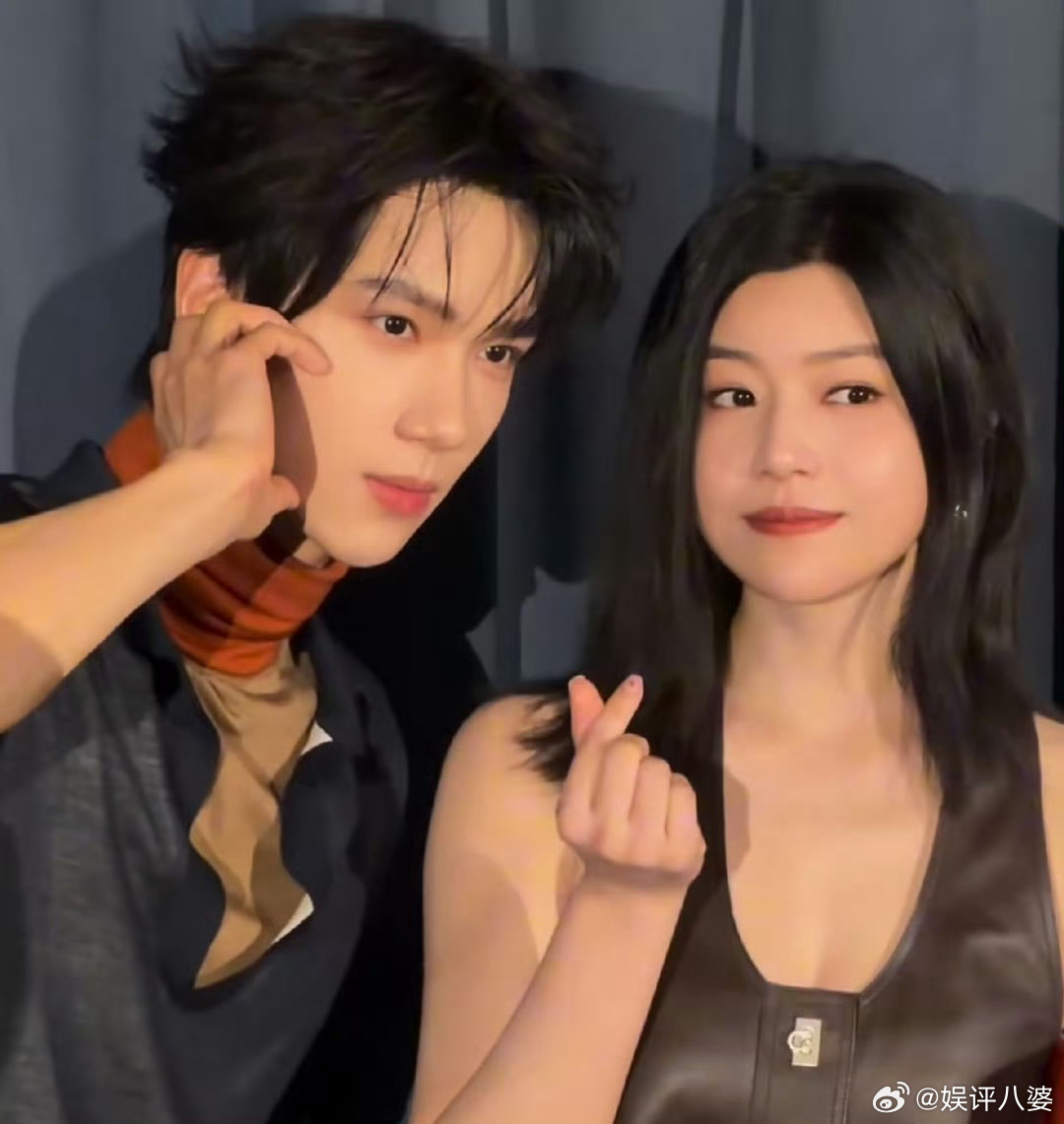 余承恩和陈妍希在米兰时装周同框啦🥰 两人一起比心，画面养眼度爆表，满满的豪门姐