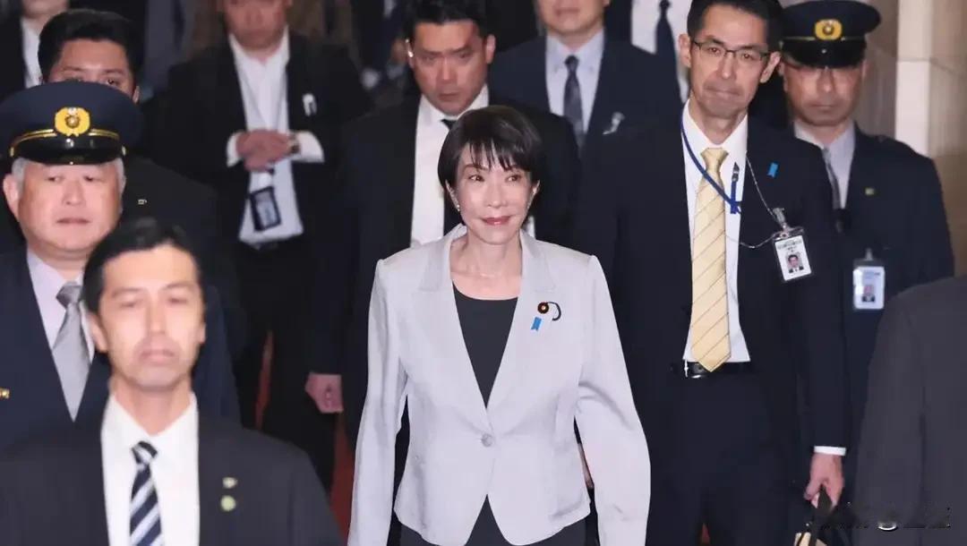 高市早苗的这步棋，看似是日本政坛内部的一场“宫斗戏”，实则是一盘关乎国运走向的大