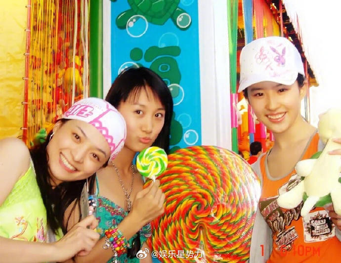 刘亦菲北电时期旧照 翻开相册发现宝藏！20年前还在北电上学的刘亦菲，和同学们在游