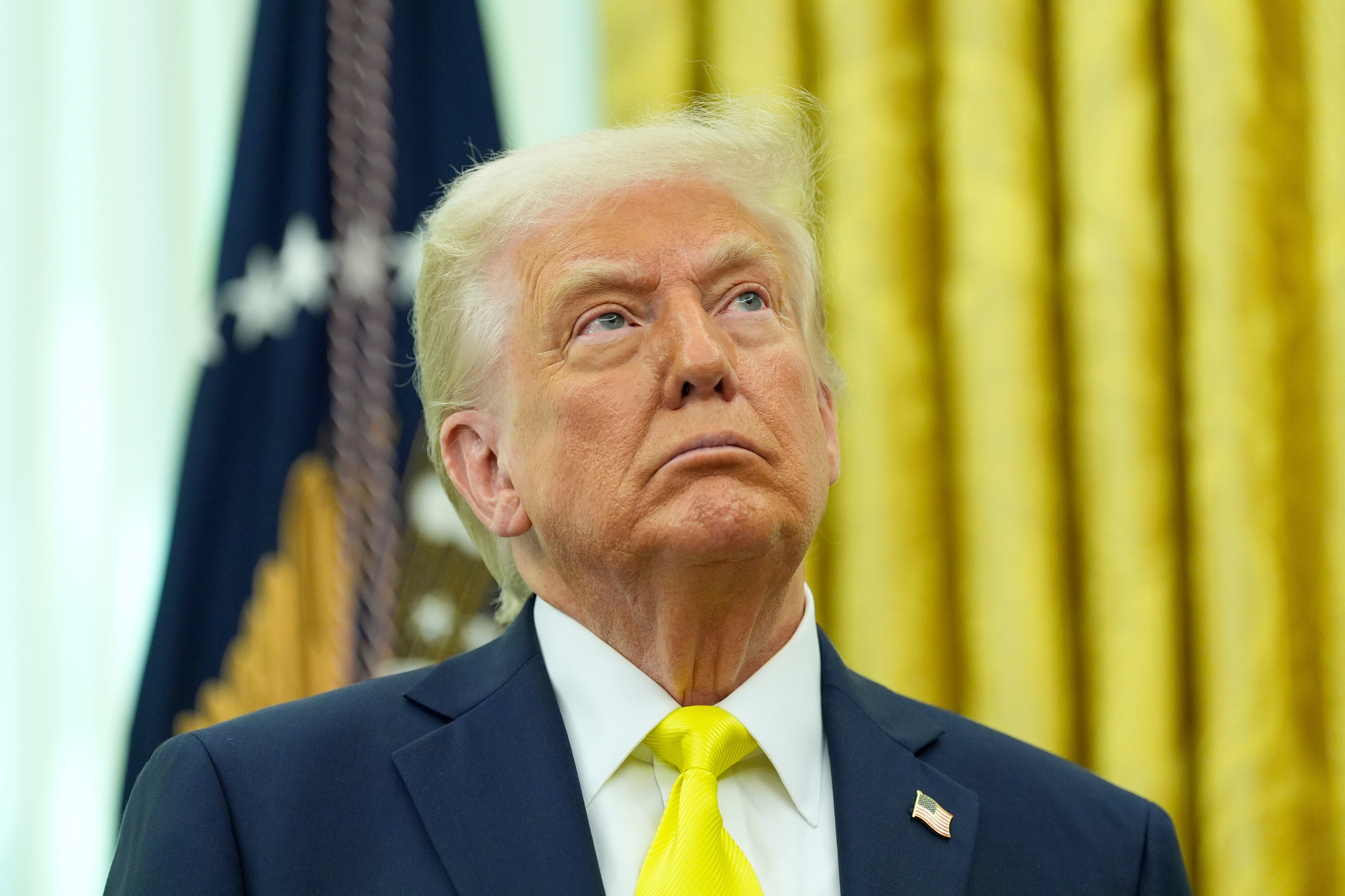 特朗普再次挥舞关税大棒。他在最新采访中表示，若泰国与柬埔寨之间的武装冲突持续，美