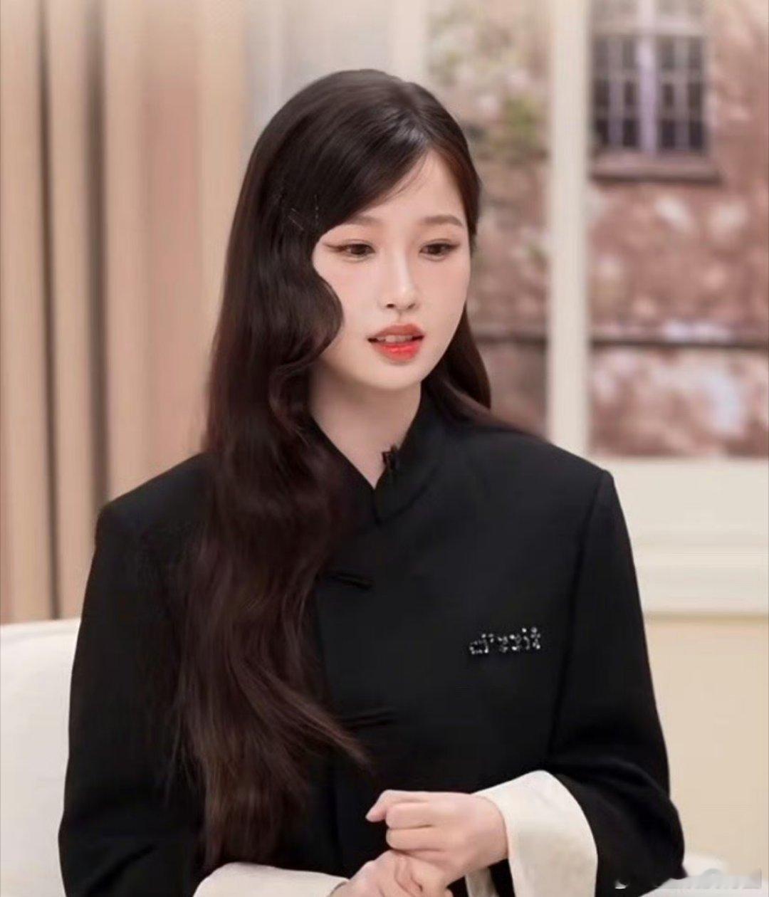 这这这。。。虞书欣的造型师咋了。。这是啥造型啊这卷发又不卷的。。。 ​​​