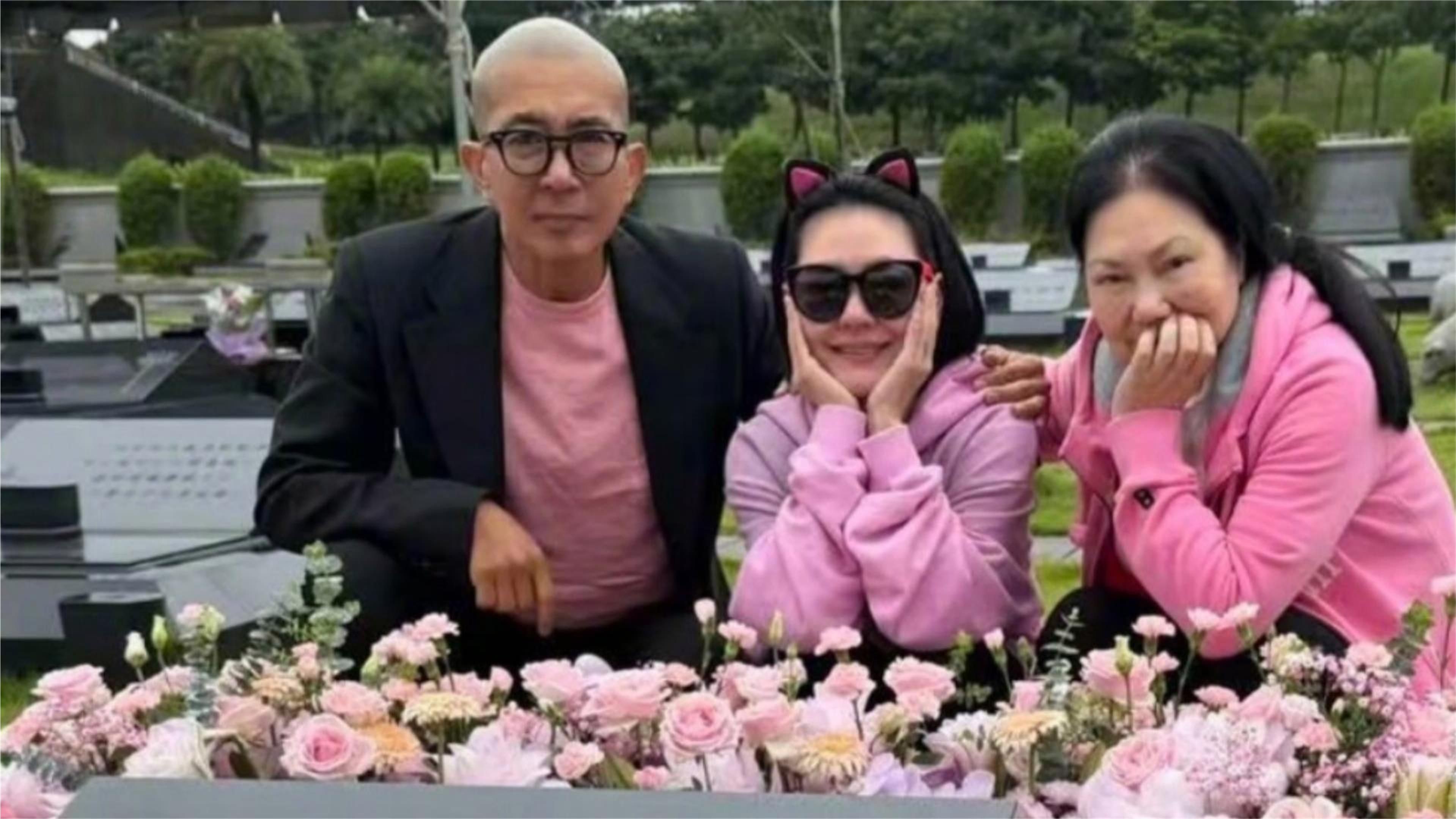 具俊晔在大S墓前失声痛哭，与S家人雨中拥抱，众人唱歌庆冥诞又