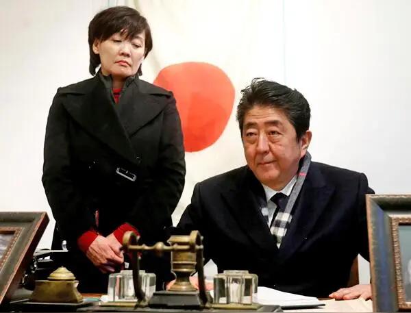 安倍召惠与安倍晋三一起时，表情经常如此，感觉生不如死。与此相反，高市早苗与安倍晋