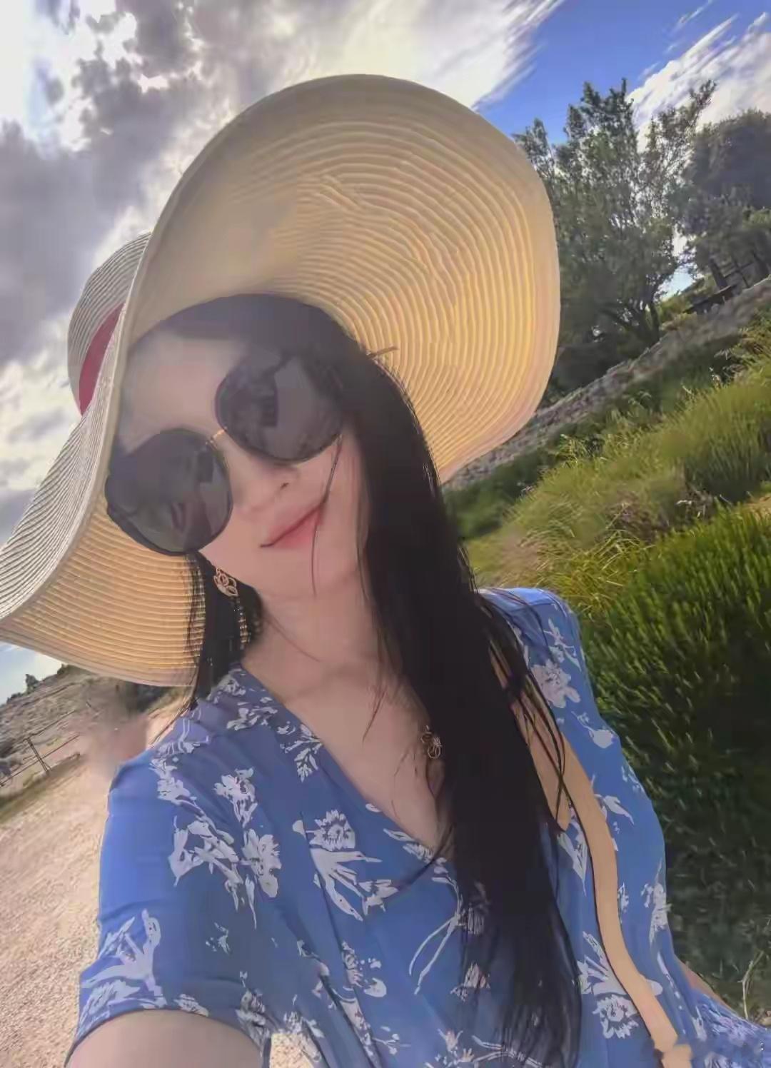 被刘亦菲的顶级美貌惊艳到！蓝色印花裙搭黑色短靴，怼脸拍也美！ ​​​