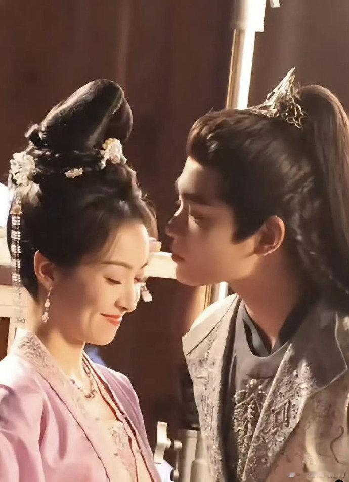 谁信他俩之间没有心动 乱世里的叔嫂暗流涌动，一个背她一个护她，说没好感谁能说服自