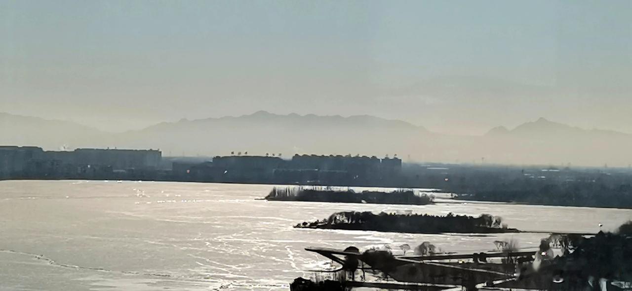 若隐若现的卧佛山（原创）
晨拍身边景 随手拍初冬景色 摄影日记：晨 随拍苍穹
