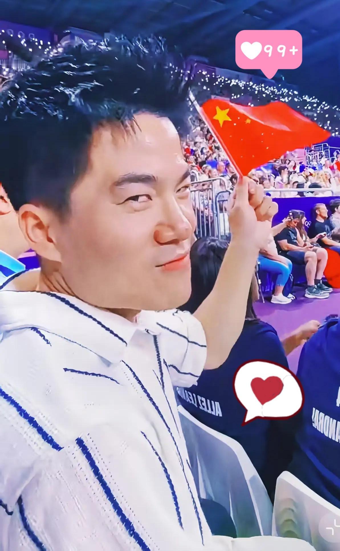 谁能想到，
卖大米的直播间能聊出国足的灵魂拷问？
董宇辉的反应直接封神！


弹