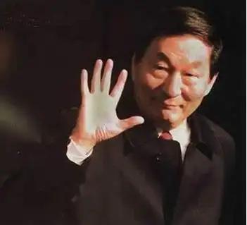 以强硬果敢著称的朱镕基总理，居然在观看一部话剧时忍不住落泪。
话剧《商鞅》究竟有