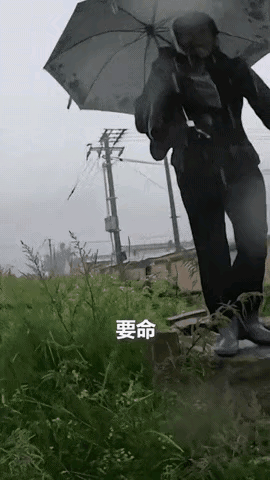[中国赞]“这干部火了！”7月25日，呼和浩特，基层干部在村头转悠，突然看到洪水