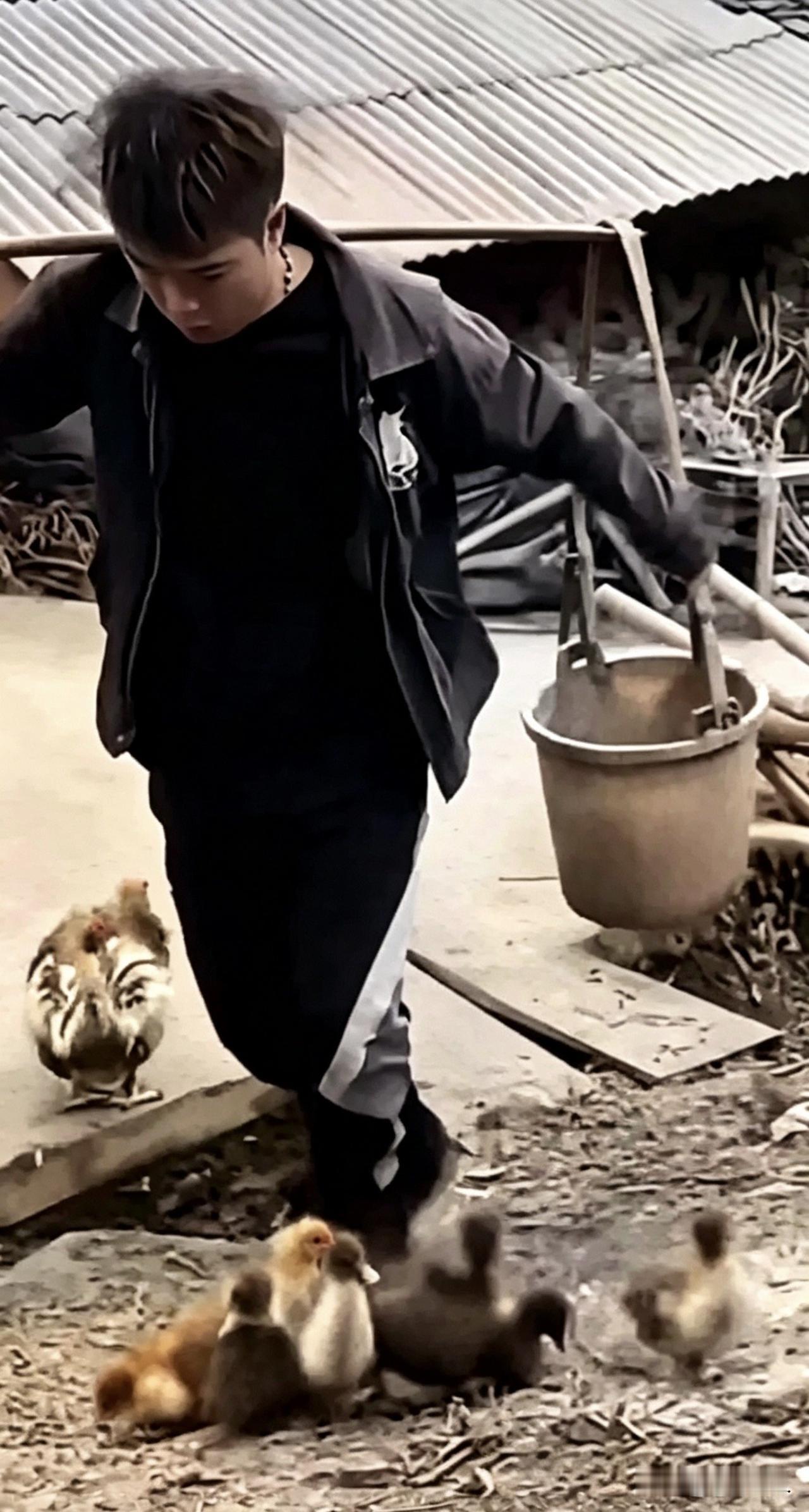 我宁可一个人看山看水，也不愿在一群人的热闹里假装合群。

山不解释自己的高度，海
