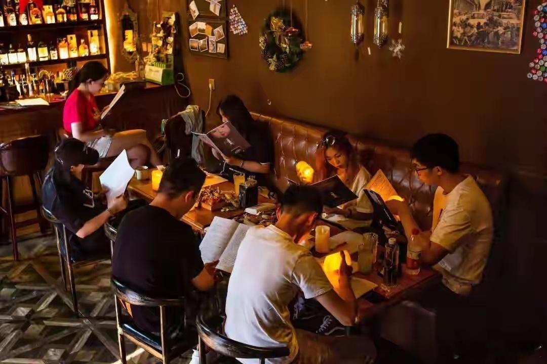 剧本杀 色情服务这个世界终究是癫了，竟然有一种剧本叫＂恋陪本”，这种剧本给玩家安