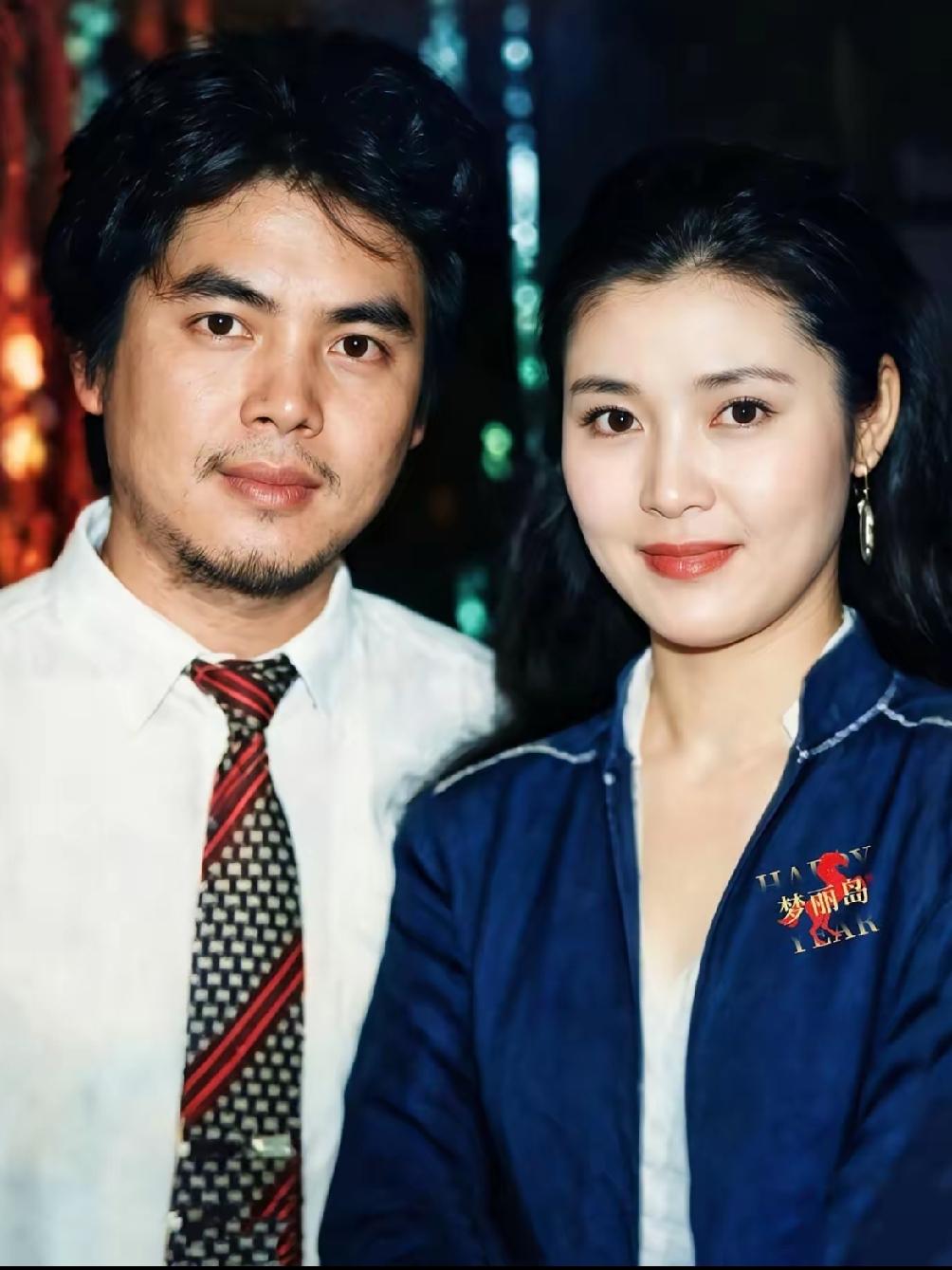 当年的帅男靓女汪宝生、姜黎黎真的很美，姜黎黎就像一朵鲜艳夺目的红牡丹。姜黎黎比汪