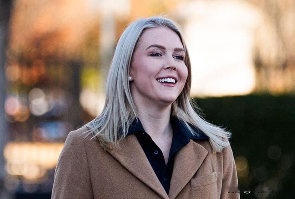 特朗普三提女秘书"机关枪嘴唇"，职场女性价值被外貌遮蔽
 
12月9日，79岁特