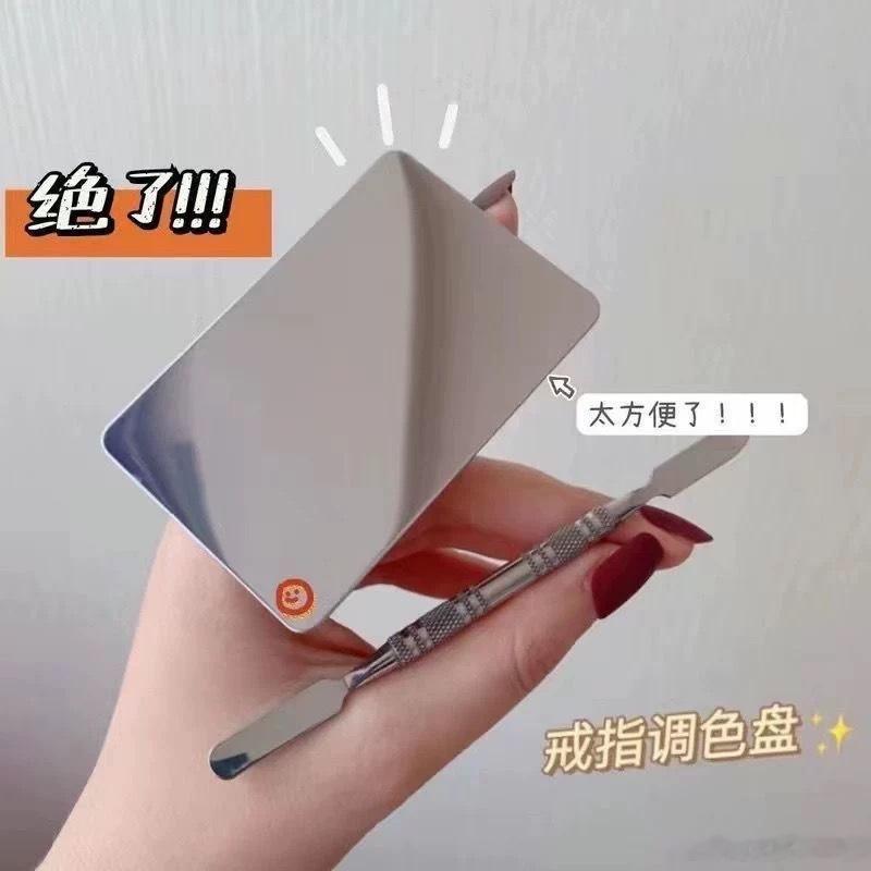 最近有点喜欢自己化妆，就我推的这个高光最后叠加在底妆或者防晒上面都有点“粗糙颗粒
