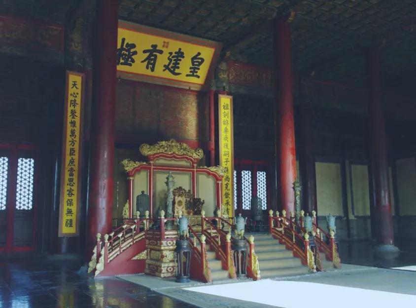 《庙堂之上》/郭兴华

在那高远的庙堂之上，
风云变幻，权谋交织如网。
辉煌的殿