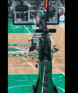 NBA赛场镜头：贝弗利也太嚣张了吧？小人得意啊，怕是嘚瑟不了多久！
   1.8