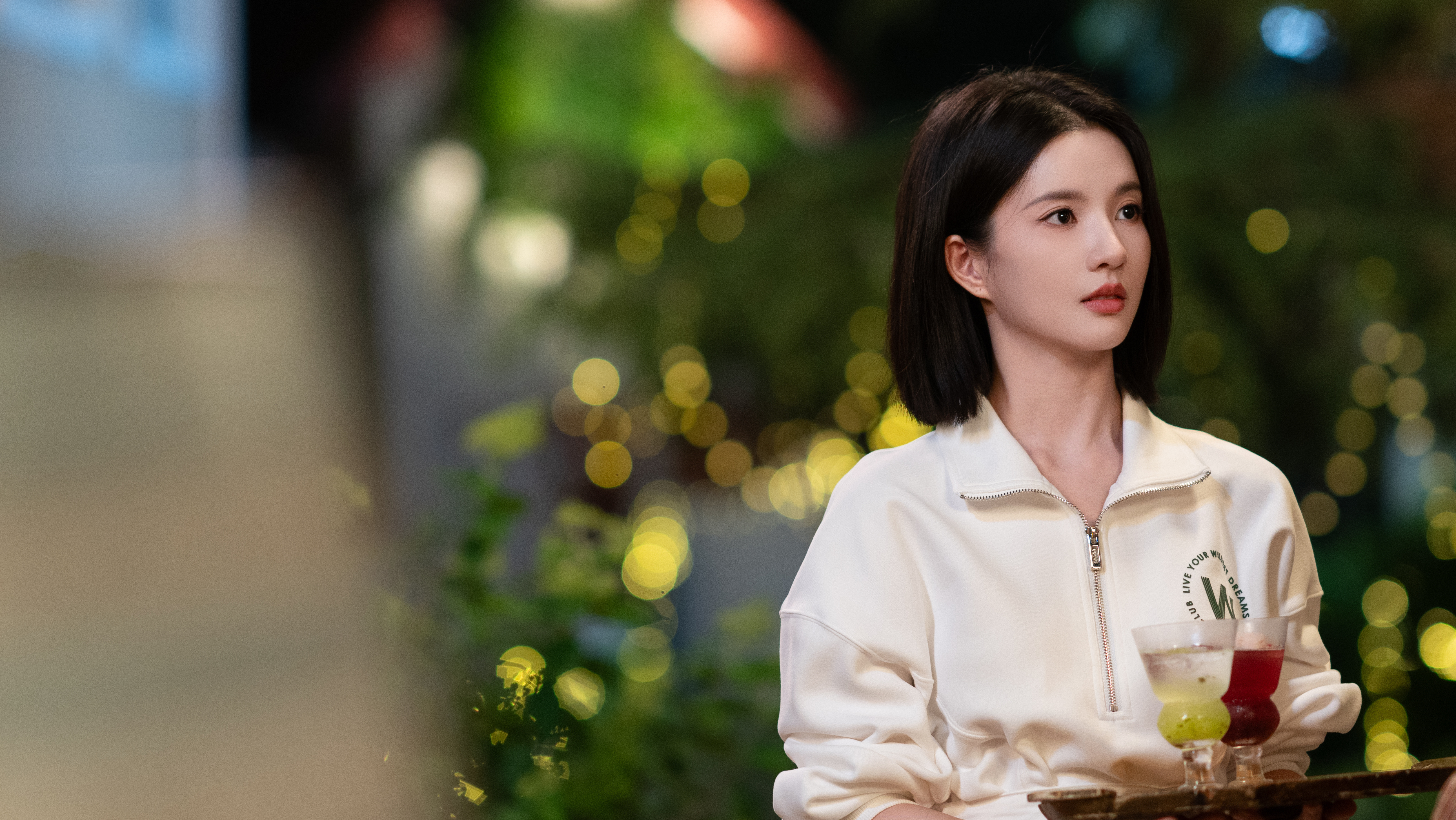 言情小说里的酷飒女机长有脸了刘些宁新剧演女机长演爽了 救命，刘些宁这套机长制服直