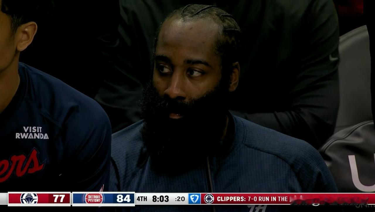 快船当家后卫哈登真是太尴尬了！在今天进行的快船和活塞的比赛中，当时比赛进行到了第