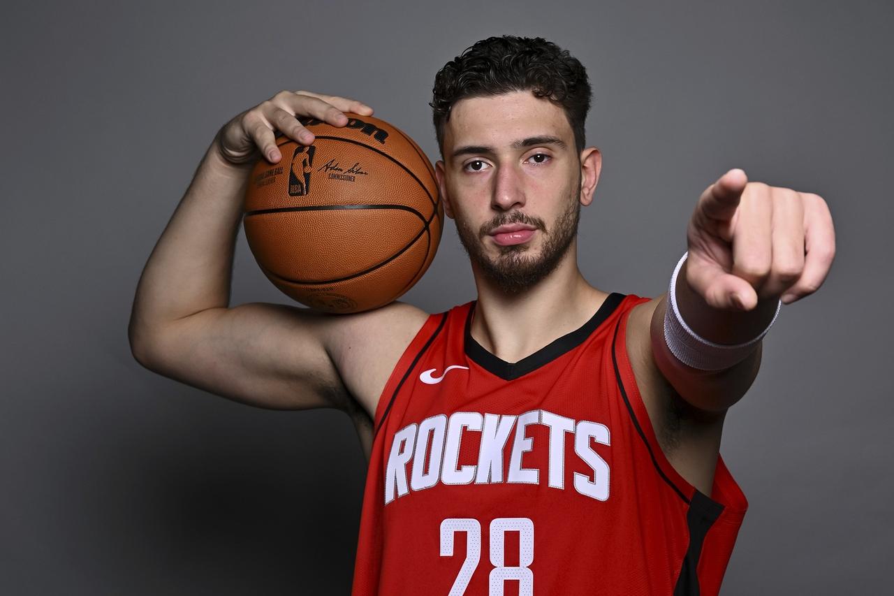 火箭队输给了公牛队，这样的话他们从西部第4连续掉了两位，掉到了西部第六。目前火箭