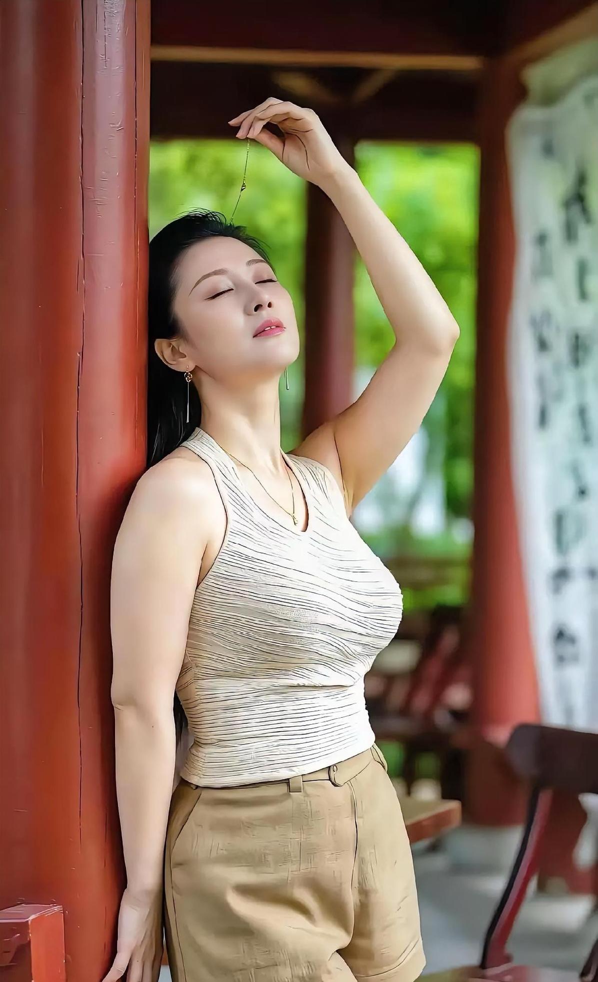 《廊下微风》

红柱幽廊，绿意轻探窗外

你闭目，如沐一季的知夏

素衫轻褶，卡