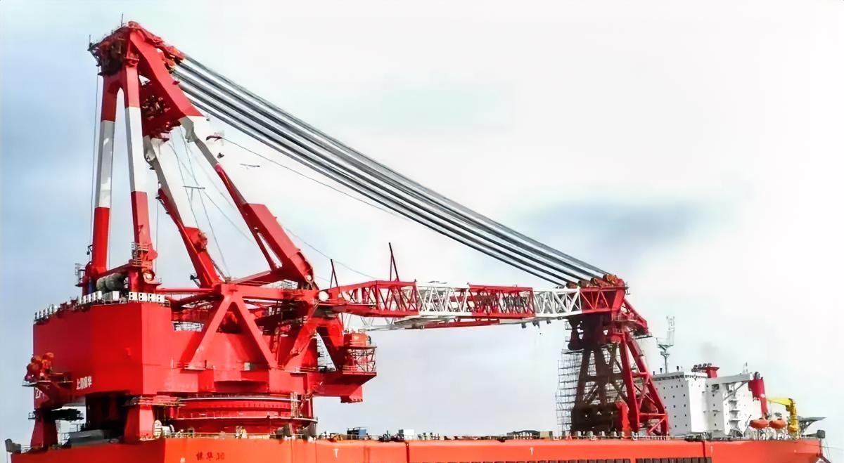 我们平时一提到“海上巨无霸”，相信很多人第一反应肯定是航母了，尤其是美国的福特，