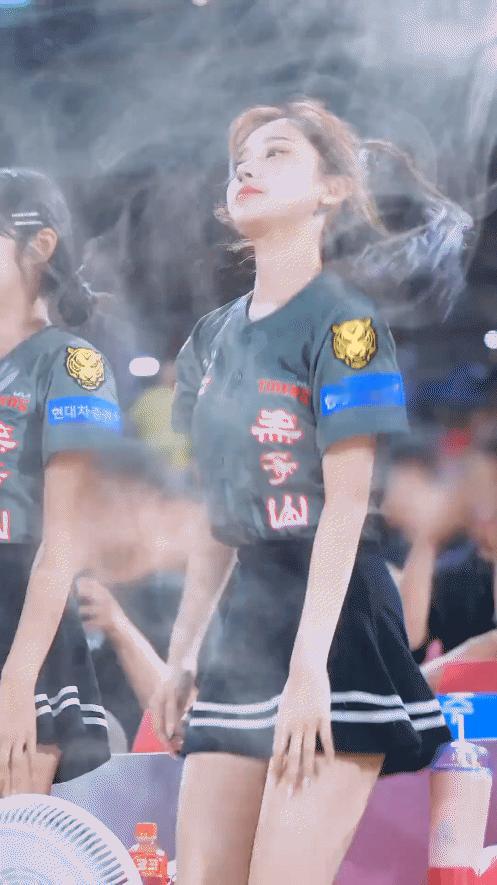 韩国拉拉队确实是世界一流，这个没得黑，太好看了[害羞]
