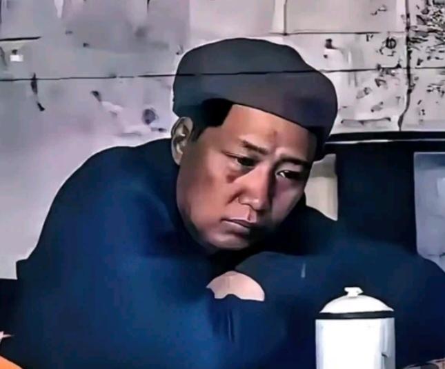 刷到这张修复上色的老照片，瞬间破防了😭

照片里的毛主席穿着粗布衣服，坐在延安