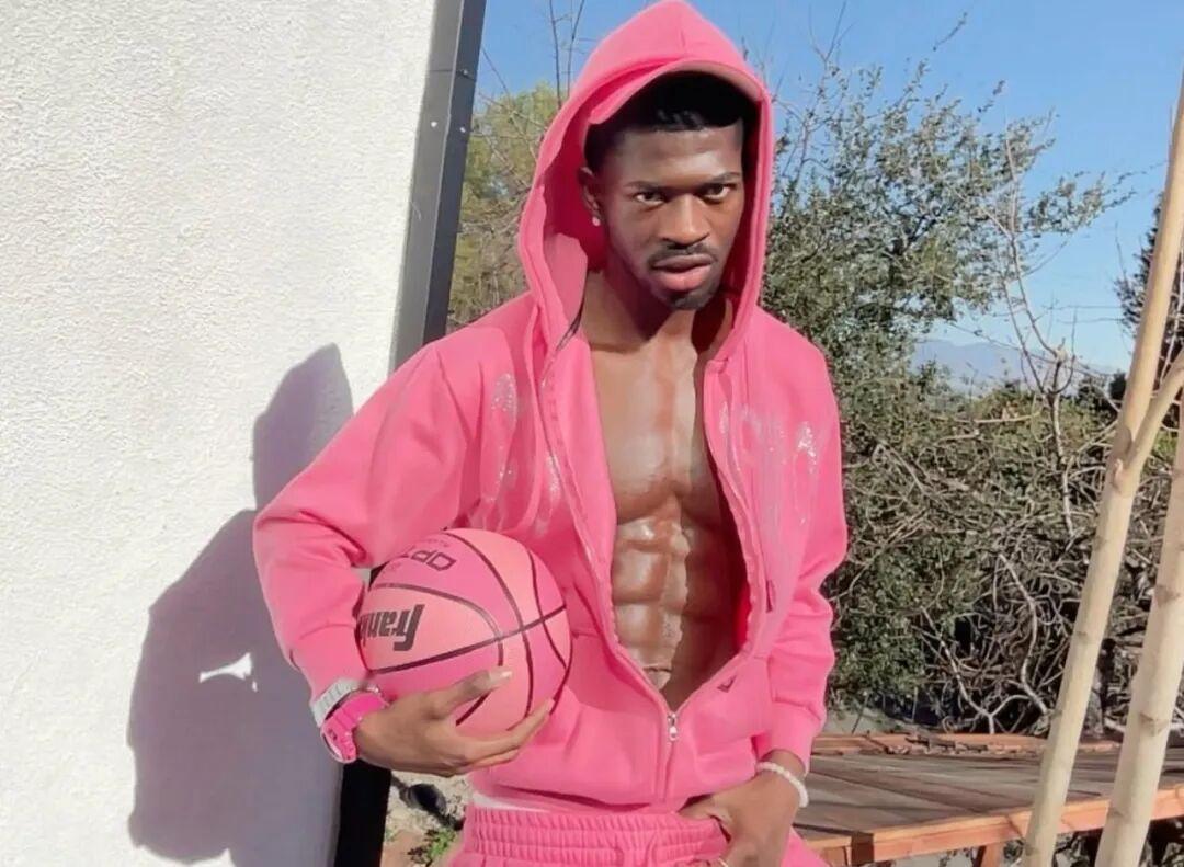 经过警方的毒理检测证实，小娜查 Lil Nas X 在上周的事件发生期间并未受到