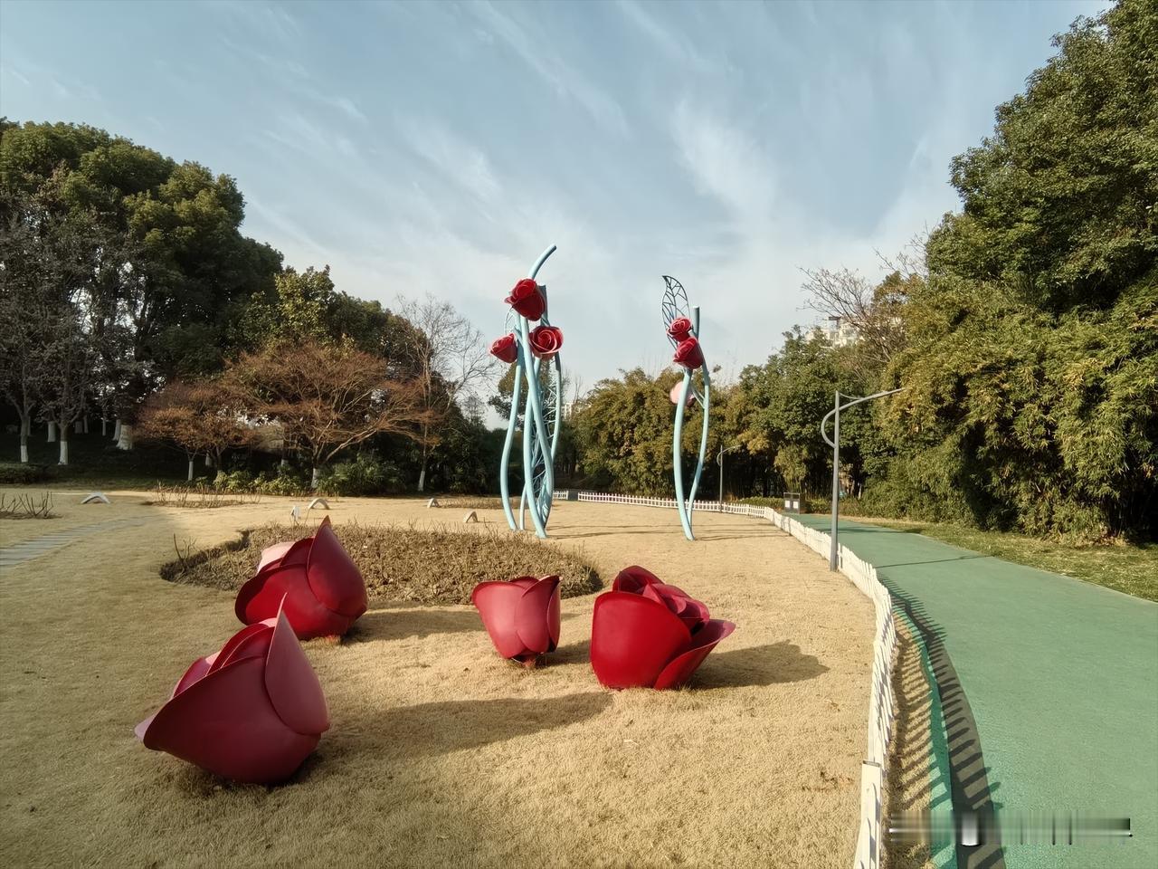 今天的天气真是过山车！大清早就阳光明媚，到了午饭后，更是越来越热。

一看天气预