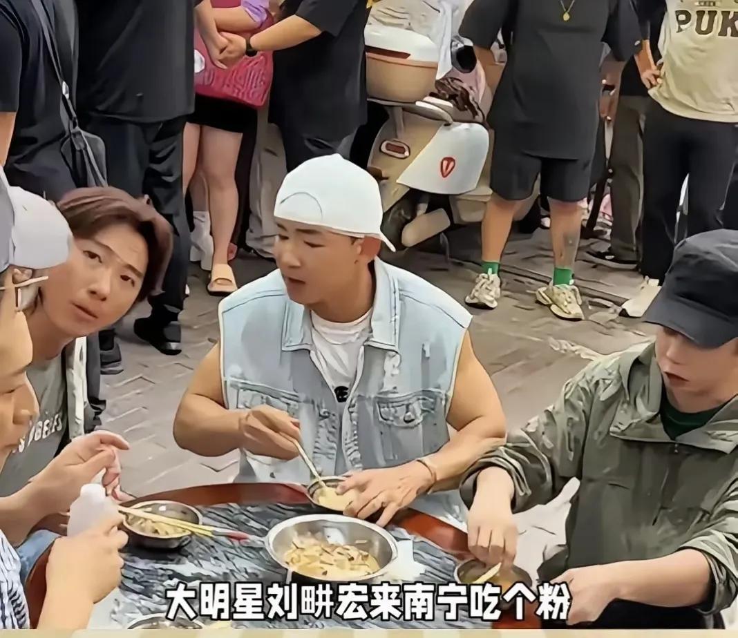 “不好意思[害羞]耽误你吃饭了”刘畊宏道歉了。

这也许是一种平息食客怒火的一种