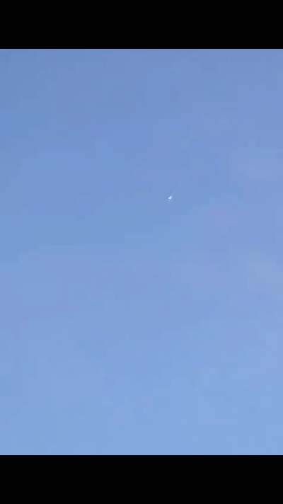 伊朗导弹的集束弹头大白天突防成功，在以色列上空抛撒子弹药。由于抛撒的子弹药数量只