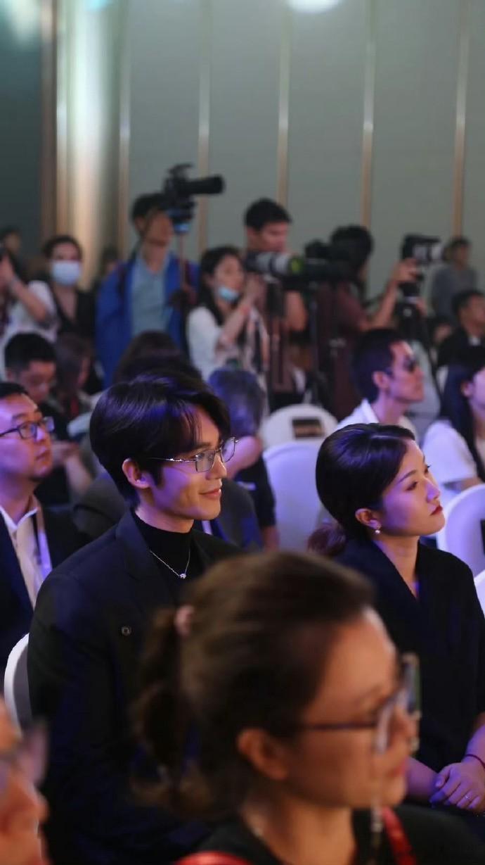 于适要走霸道总裁风吗？ ​​​