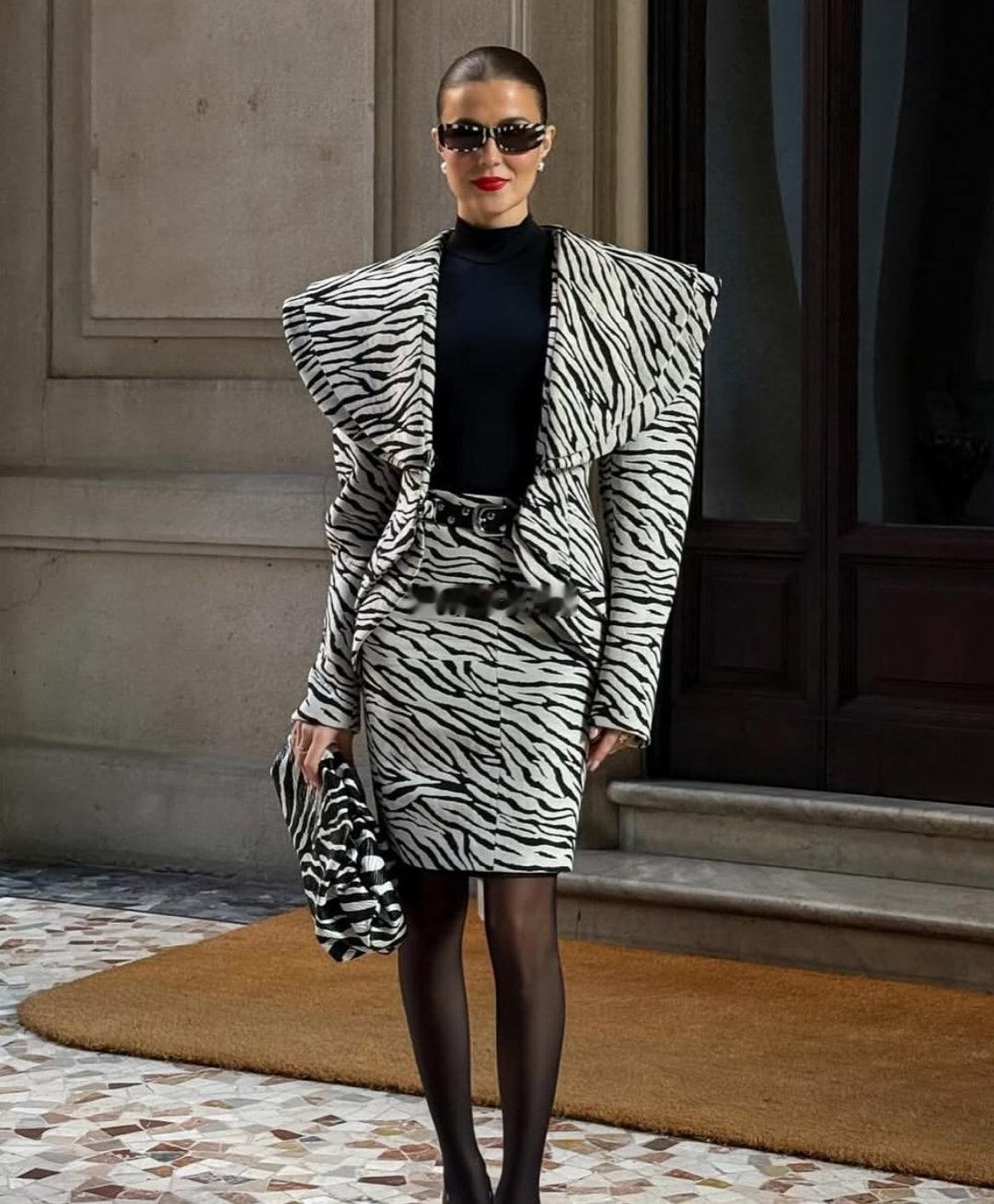忘掉那些低调细密的条纹吧！本季，时尚的聚光灯再次投向了更大胆、更原始的元素，斑马