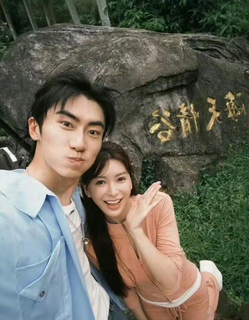 二十年不幸婚姻隐忍熬到孩子长大，郑思梦妈妈才终于敢走出围城。谁能想到，女儿郑思梦