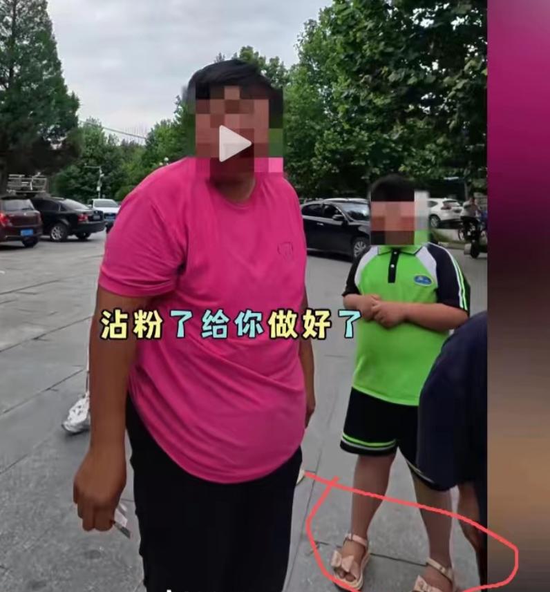 果然这孩子是家里病的最轻的了！一位博主在路边卖烤肠，一位妈妈拿着10块钱过来，买