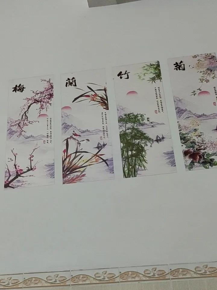 家庭装饰画的选择可有不少门道。要是客厅，大气的风景油画就很不错，像梵高的《星空》