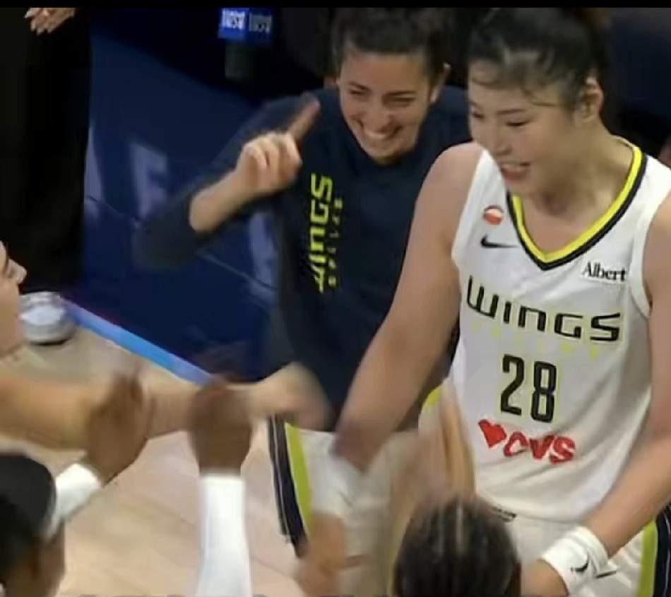 李月茹本赛季在达拉斯飞翼都没什么出场机会了。今天之所以给他将近15分钟的出场时间
