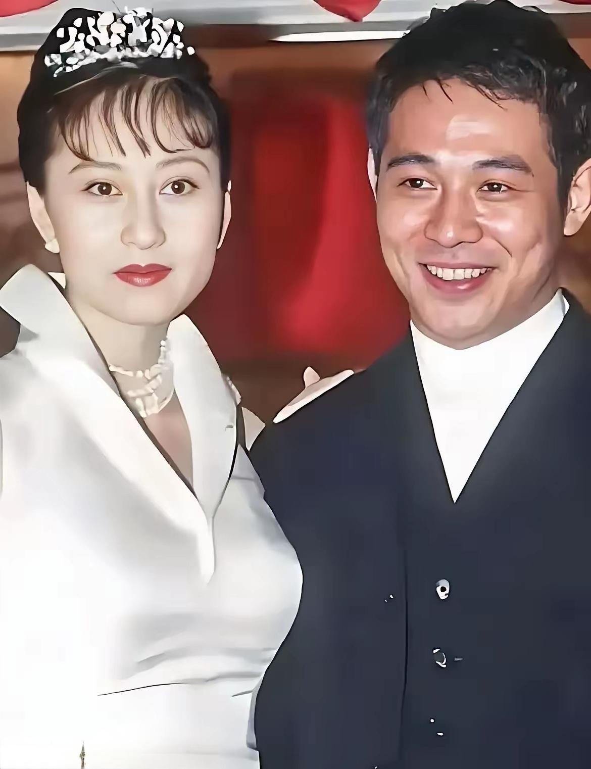 李连杰与利智的关系始于合作拍戏，因戏生情而迅速坠入爱河。据说，李连杰说“可以为她