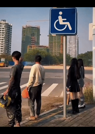 农民工看见城里的姑娘会自卑吗？
这位年轻的农民工在路口等红绿灯，
这时旁边站过来