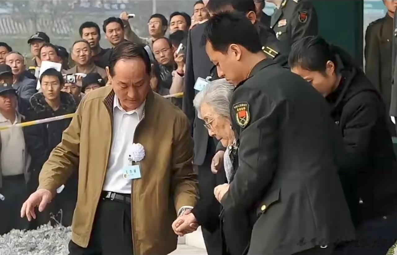 这是钱学森先生的追悼现场，年逾九旬的蒋英老人步履踉跄，满怀悲戚地前来送别相伴半生
