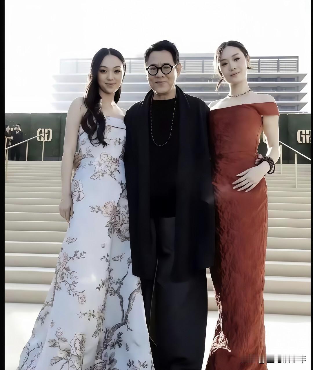 李连杰两千金，美炸啦！

家人们谁懂啊！李连杰携俩女儿亮相，这画面直接美出圈！