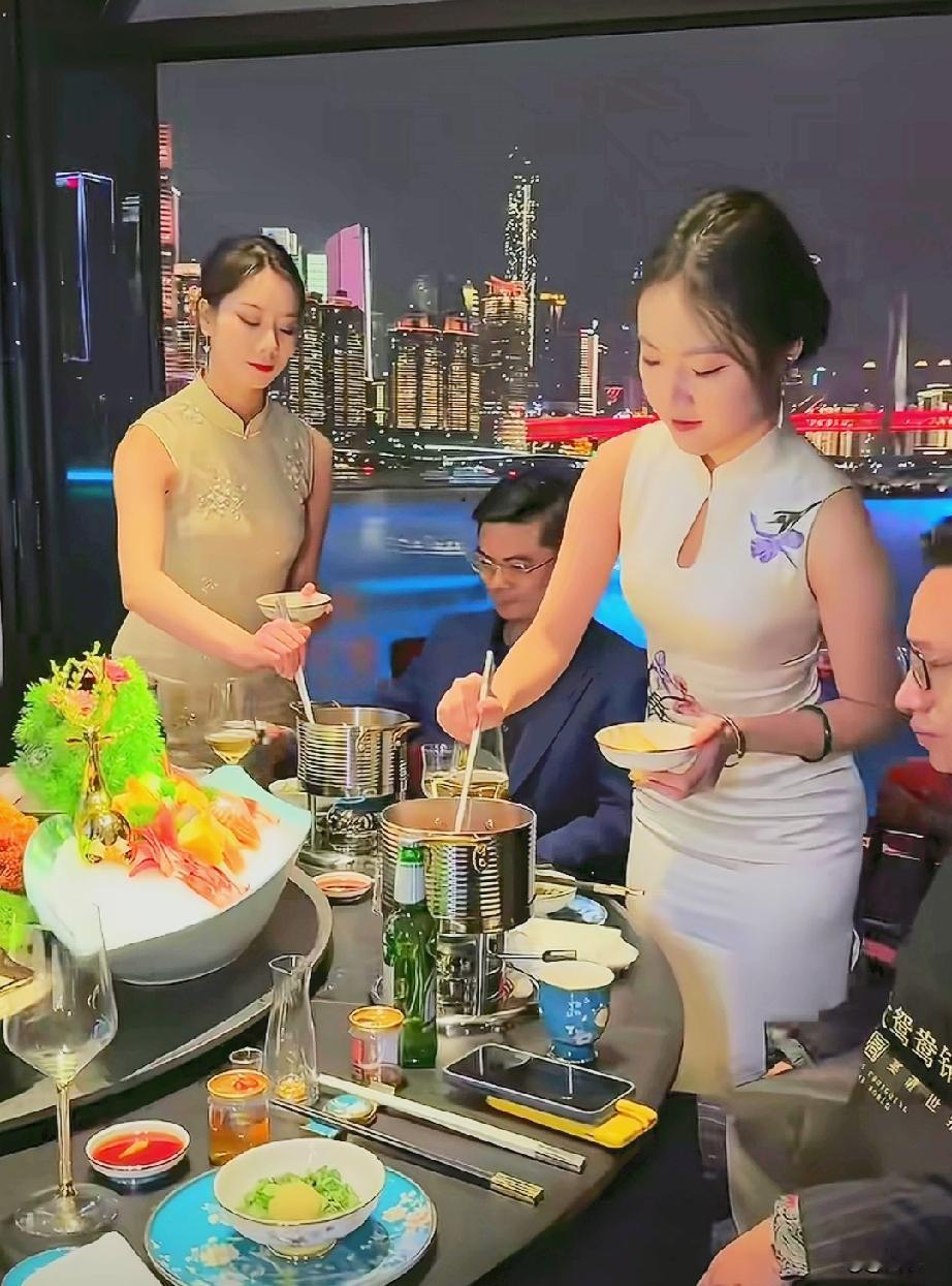 这是天上还是人间？还是已经消失已久的天上人间。贫穷真的限制了我们的想象力。