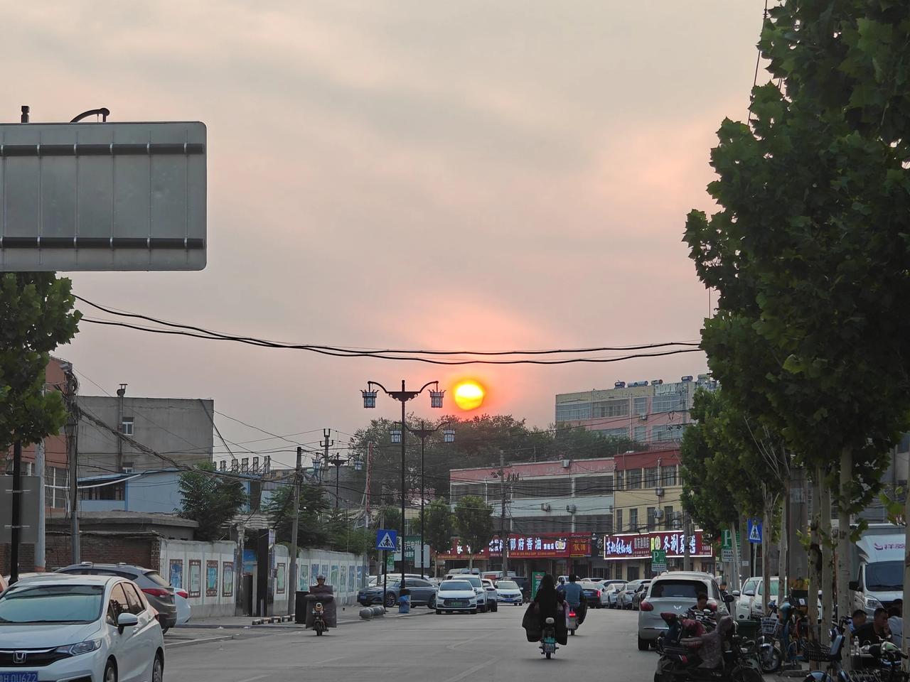 都给你们说了今天要大跌，你们就是不信！
看指数不怎么跌，看个股吧！