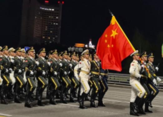 万万没想到！特朗普从中国回去后，居然被解放军三军仪仗队