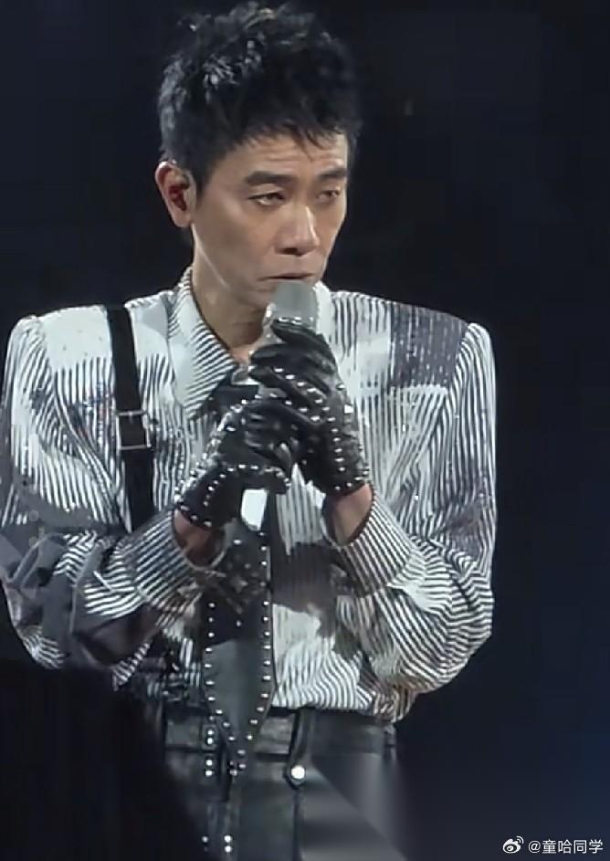 不得不承认， 陈小春这样的人， 哪里都好，就是有一个很大的缺点，那就是他的烟瘾实