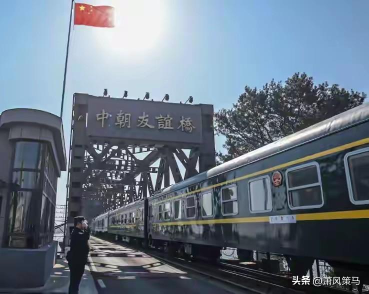 沉寂六年的汽笛终于响彻鸭绿江，中朝跨境客运班列正式重启，这可不是简单的交通恢复，